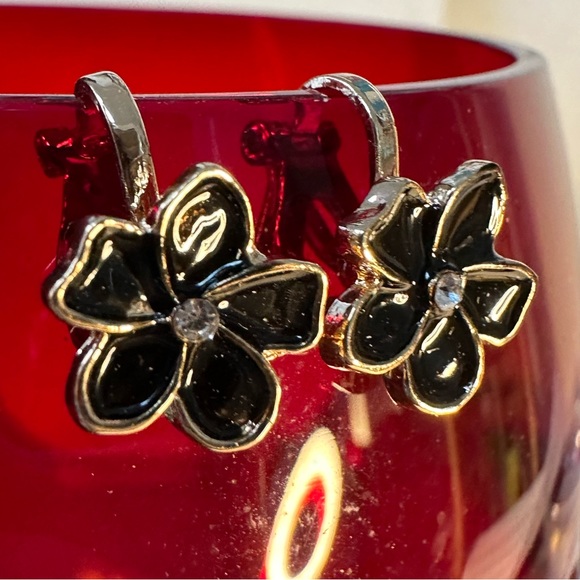 Two pair tiny petite style flower earrings - Picture 3 of 7